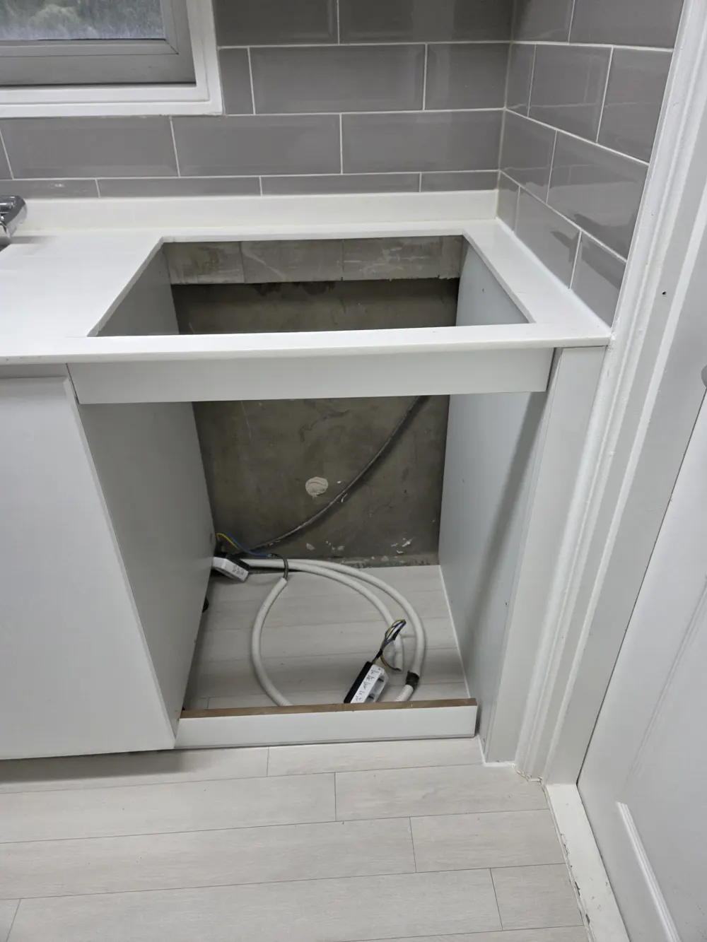 식기세척기 대신 하부장 측판 설치 작업 후