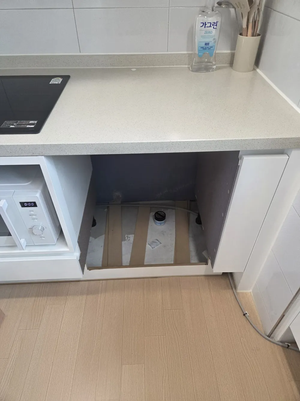 식기세척기 자리 수납장 설치 작업 전
